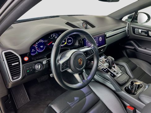 Used 2022 Porsche Cayenne Platinum Edition w/ Premium Package Plus image 9