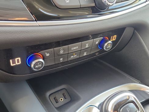 Used 2018 Buick Enclave Essence image 18