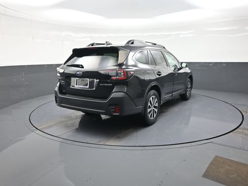 Used 2022 Subaru Outback Premium image 3