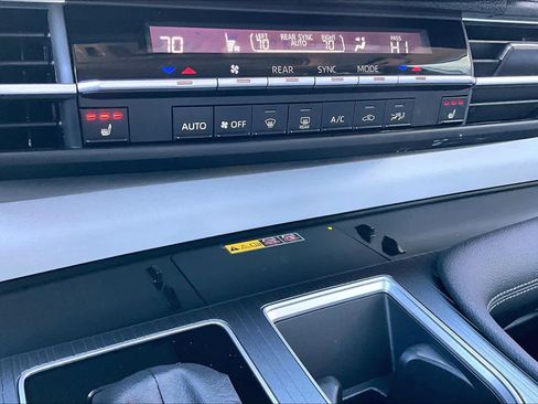 Used 2025 Toyota Sienna XLE image 36