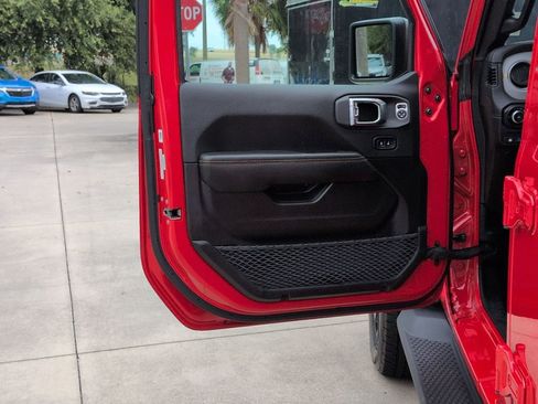Used 2025 Jeep Wrangler Unlimited Sahara AWD/4WD image 8
