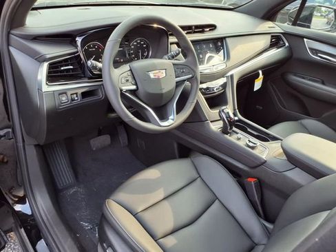 New 2025 Cadillac XT6 Luxury image 3