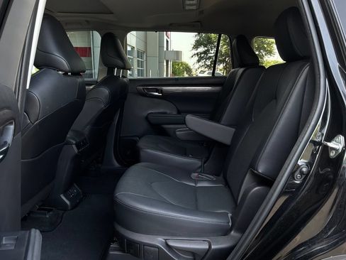 Used 2023 Toyota Highlander Limited FWD image 12