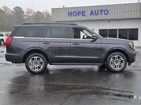 New 2025 Ford Expedition Active image 3