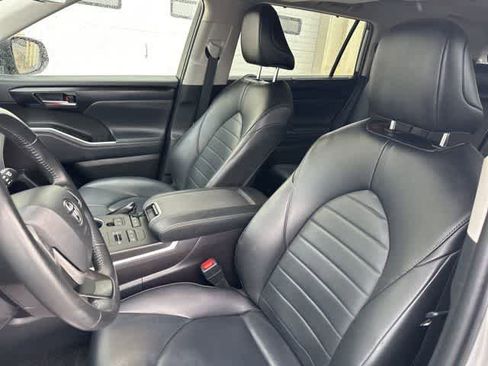 Used 2022 Toyota Highlander XLE image 3