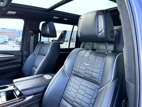 Certified 2025 Cadillac Escalade ESV Premium Luxury Platinum image 17