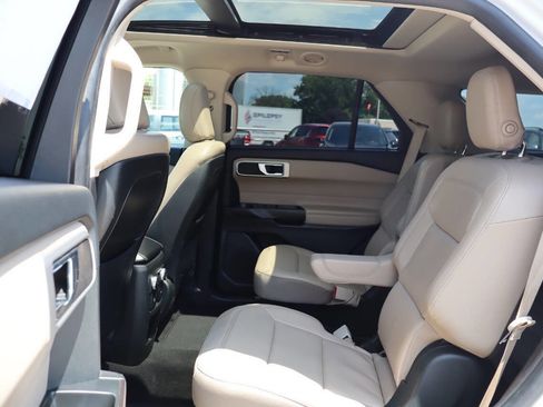 Used 2020 Ford Explorer XLT w/ Equipment Group 202A AWD/4WD image 14