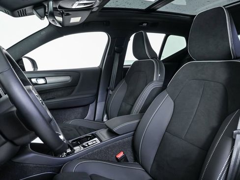 Certified 2025 Volvo XC40 B5 Plus image 7