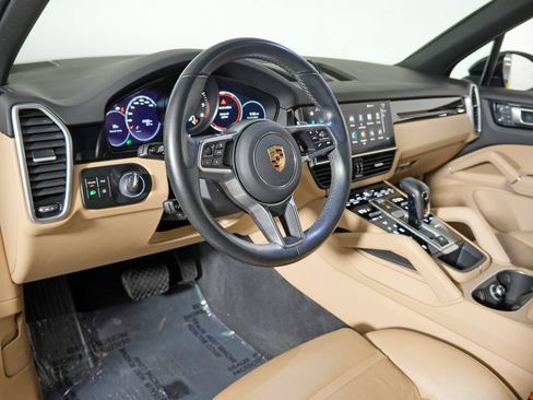 Certified 2023 Porsche Cayenne w/ Premium Package AWD/4WD image 4
