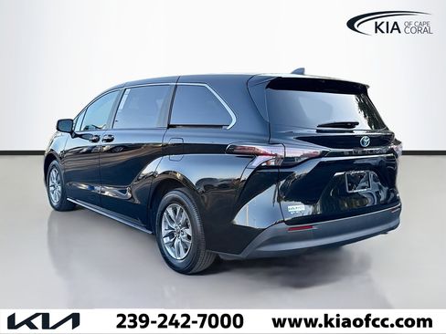 Used 2025 Toyota Sienna LE image 3