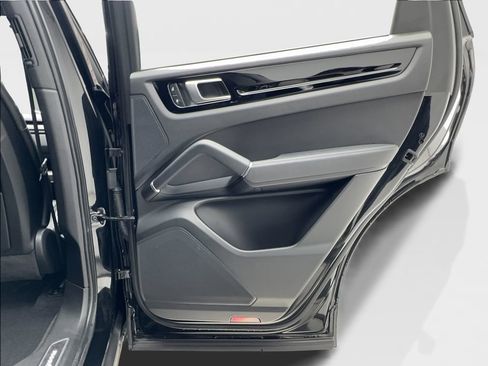 Used 2023 Porsche Cayenne image 46