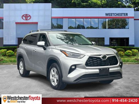Used 2023 Toyota Highlander LE AWD/4WD image 1