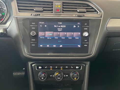 Used 2018 Volkswagen Tiguan SE w/ 3rd Row Seat Package image 16