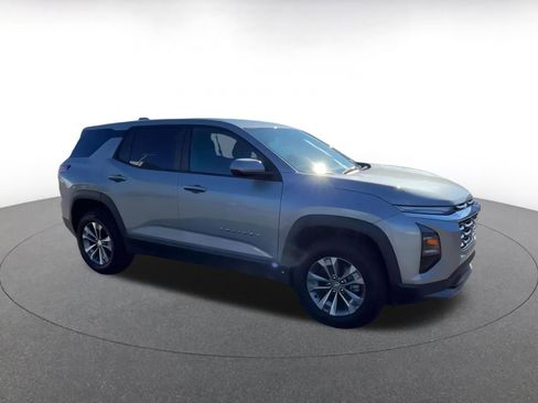 Used 2025 Chevrolet Equinox LT image 2