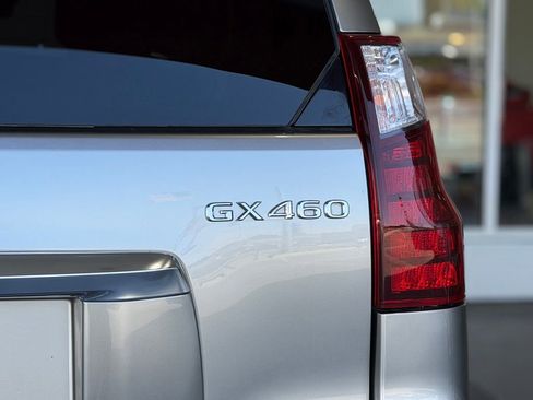 Used 2021 Lexus GX 460 Luxury w/ Sport Design Package AWD/4WD image 13