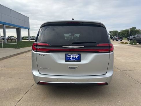 Used 2024 Chrysler Pacifica Touring-L FWD image 8