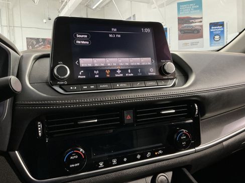 Used 2022 Nissan Rogue SV image 26