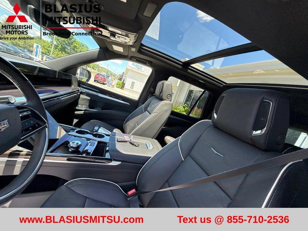Used 2026 Cadillac Escalade Luxury AWD/4WD image 31