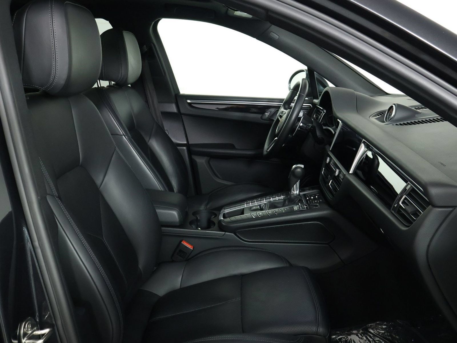 Certified 2021 Porsche Macan AWD/4WD image 31