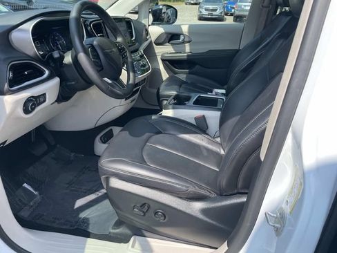 Used 2024 Chrysler Pacifica Touring-L FWD image 19