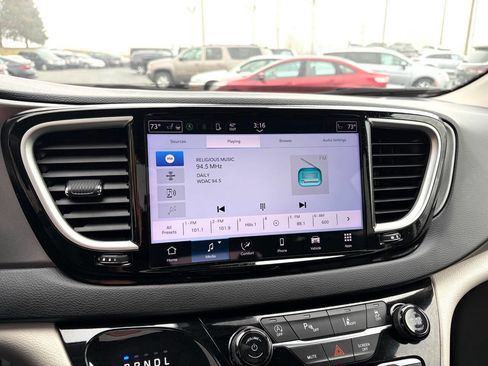 Used 2024 Chrysler Pacifica Touring-L image 25