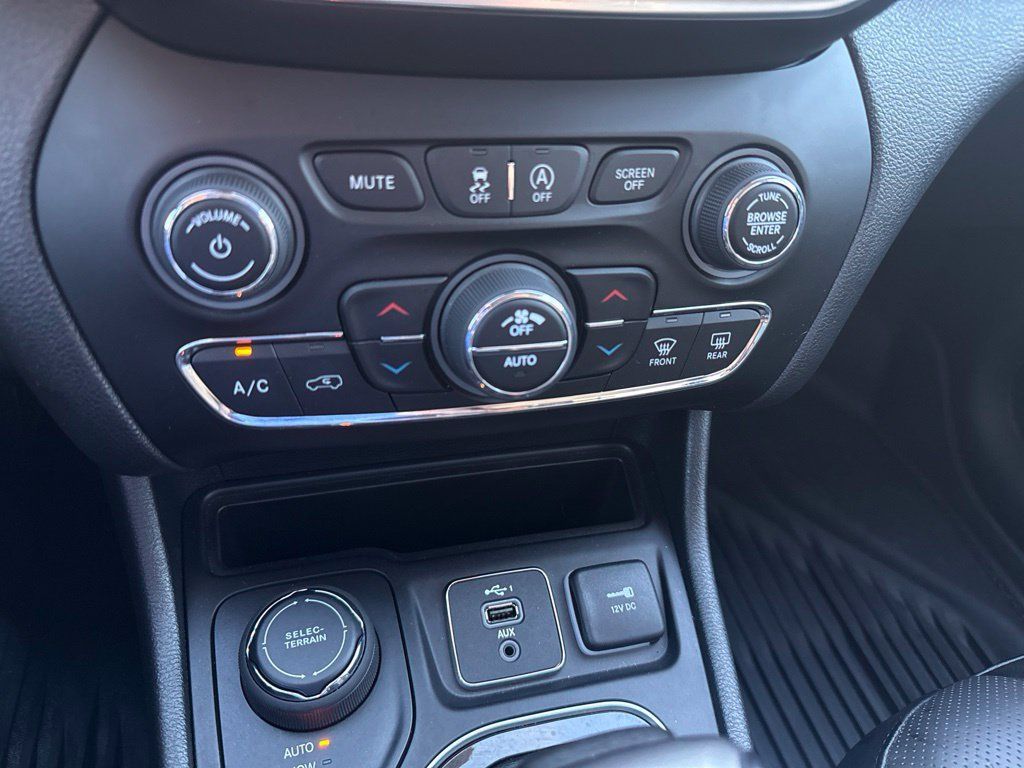 Certified 2022 Jeep Cherokee Limited w/ Elite Package AWD/4WD image 24