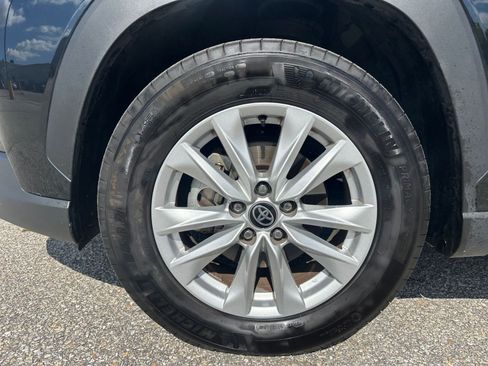Used 2025 Toyota Corolla Cross LE image 29