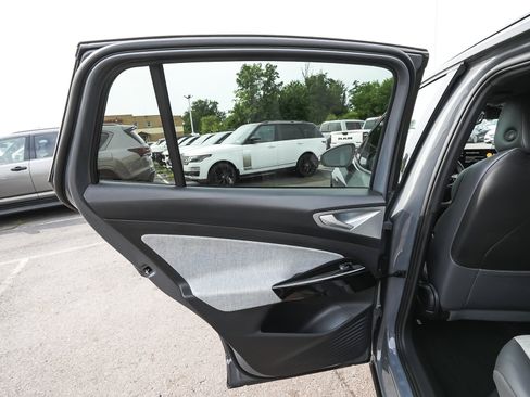 Used 2023 Volkswagen ID.4 Pro AWD/4WD image 17