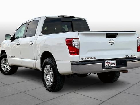 Used 2018 Nissan Titan SV image 11