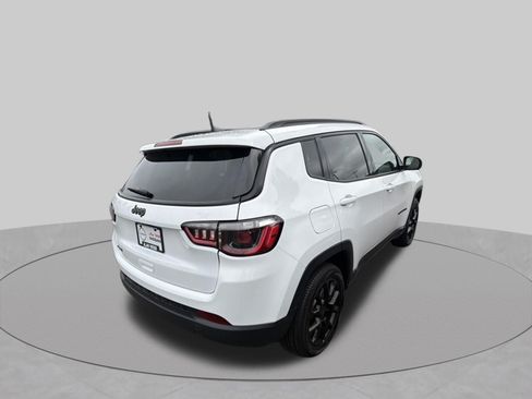 Used 2026 Jeep Compass Latitude AWD/4WD image 2
