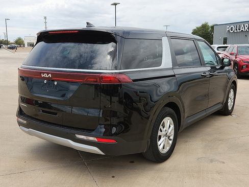 Used 2023 Kia Carnival LX image 3
