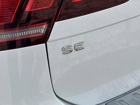 Used 2023 Volkswagen Tiguan SE w/ Panoramic Sunroof Package image 12