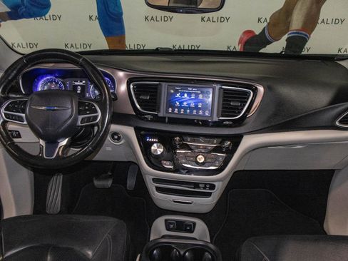 Used 2019 Chrysler Pacifica Touring-L image 3