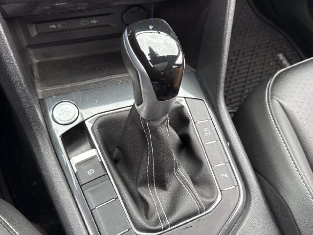 Certified 2024 Volkswagen Tiguan SE R-Line AWD/4WD image 36