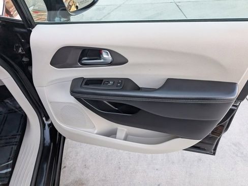 Used 2024 Chrysler Pacifica Touring-L image 28