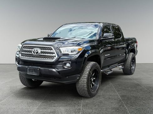 Used 2017 Toyota Tacoma TRD Sport AWD/4WD image 2