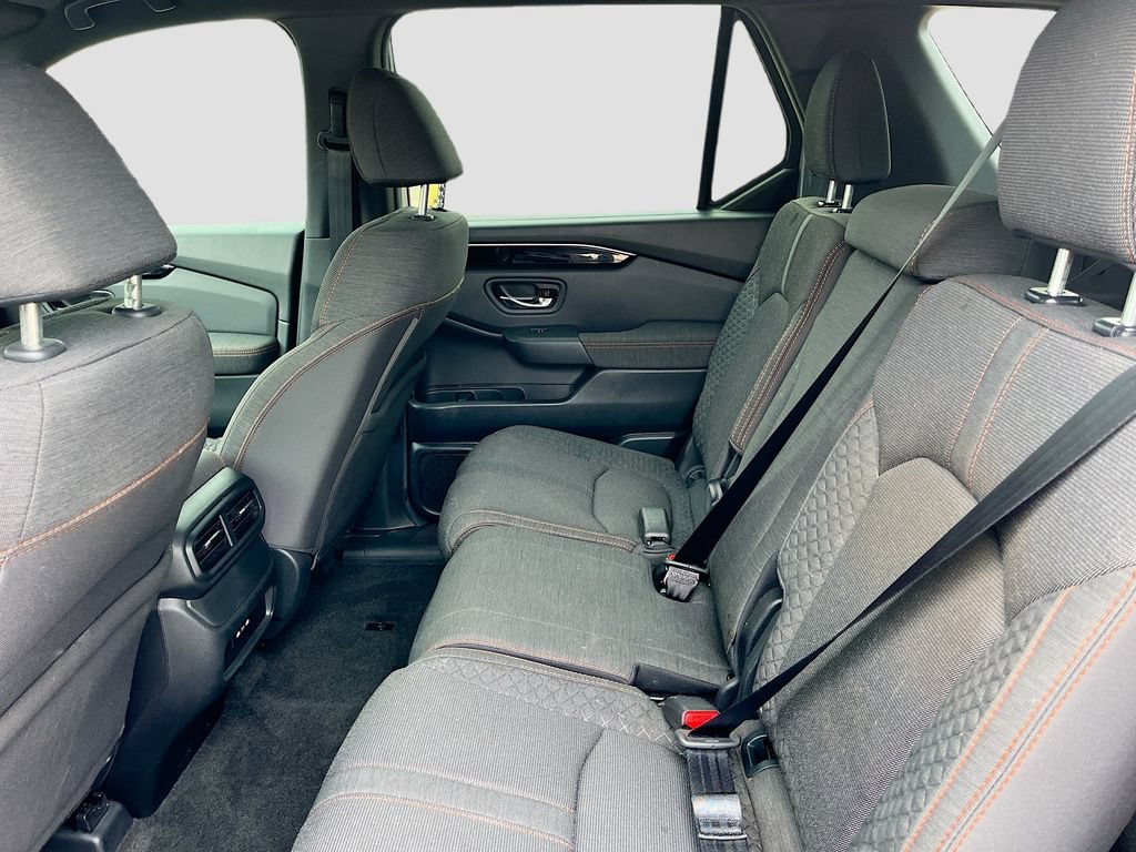 Used 2025 Honda Pilot Sport image 23