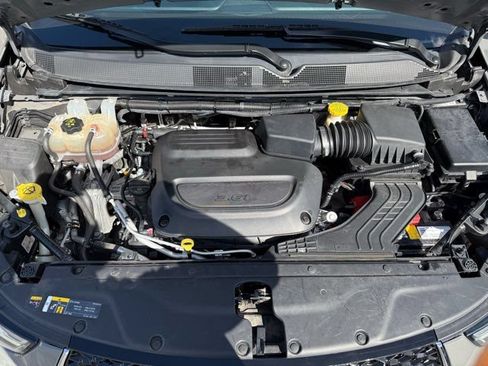 Used 2023 Chrysler Pacifica Touring FWD image 26