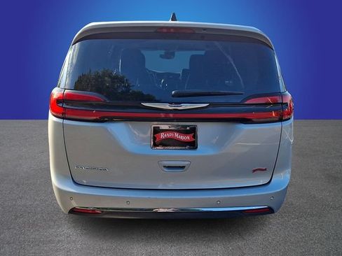 Used 2023 Chrysler Pacifica Touring-L FWD image 5