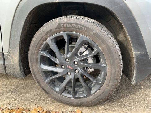 Used 2024 GMC Terrain SLE w/ Driver Convenience Package image 31