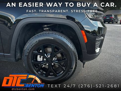 Used 2025 Jeep Grand Cherokee Altitude AWD/4WD image 28