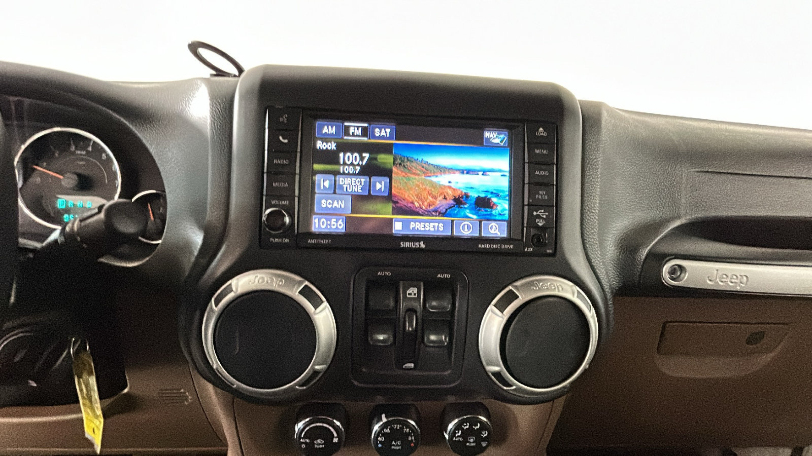 Used 2017 Jeep Wrangler Unlimited Sahara w/ Connectivity Group AWD/4WD image 27