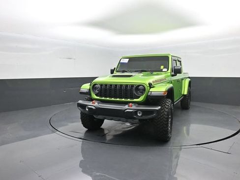 Used 2025 Jeep Gladiator Mojave w/ Convenience Group AWD/4WD image 4