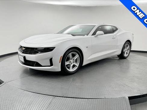 Used 2023 Chevrolet Camaro LT RWD image 2