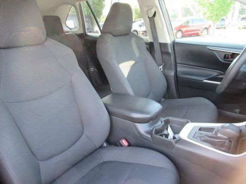 Used 2019 Toyota RAV4 LE FWD image 9