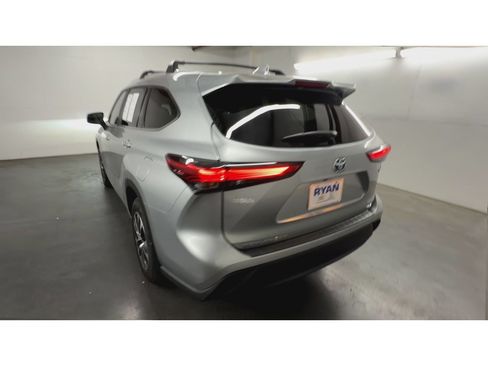 Used 2023 Toyota Highlander XLE FWD image 7