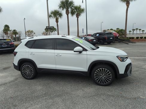 Used 2025 Volkswagen Taos SE image 2