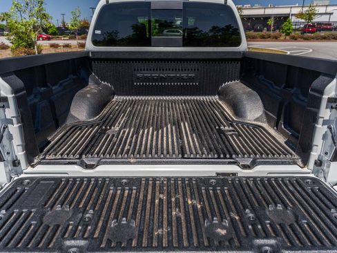 Used 2025 Nissan Frontier SV RWD image 15