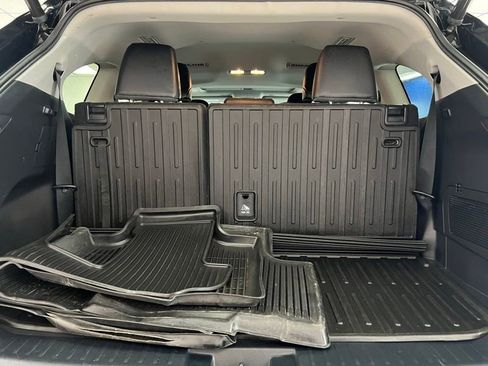 Used 2023 Toyota Highlander XLE AWD/4WD image 7