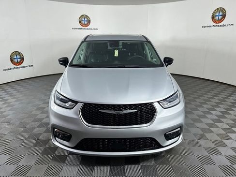 Used 2024 Chrysler Pacifica Touring-L FWD image 14